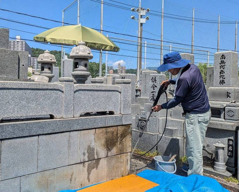 街中の墓地でのお墓掃除