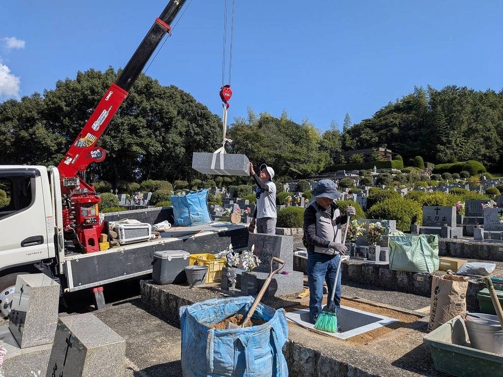 秋晴れの下、想いのこもったお墓が完成